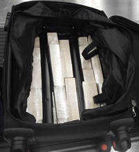 香港海關今日（九月九日）在香港國際機場緝獲約二十二公斤懷疑象牙製品，估計市值約四十四萬元。圖示藏於行李箱內層以膠紙包裹的懷疑象牙製品。