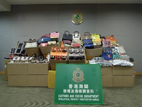 香港海關於十一月七日的行動中檢獲9 800多件冒牌貨品，包括手袋、錢包、眼鏡及手機套等。圖示部分檢獲的物品。