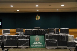 Hong Kong Customs held a press conference today (December 22) on a series of operations targeting at commercial organisations using pirated computer software in the course of business. Picture shows the computers installed with pirated software seized by the Customs.