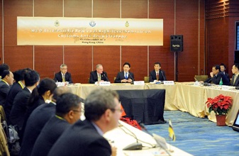 香港海关助理关长（情报及调查）何仕景（右二）、澳洲海关及边境保护局代表John Beveridge（左二）、世界海关组织守法便利司司长朱高章（右一）及香港海关情报科高级监督林振强（左一）于香港出席「世界海关组织亚太地区海关禁毒策略研讨会」。