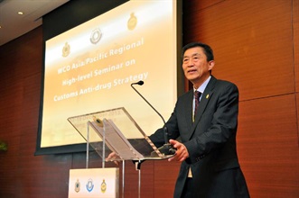 Mr Zhu delivers a keynote speech at the Seminar.
