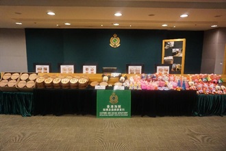 Hong Kong Customs yesterday (September 14) conducted a territory-wide operation against the sale of mid-autumn-festival-related infringing confectionaries and products at markets and on online platforms. A total of 213 boxes of suspected counterfeit mooncakes, and 1 058 pieces of suspected infringing lanterns, toys, stationary and other goods with an estimated market value of about $110,000 were seized.