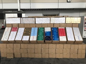 香港海關昨日（九月二十日）在落馬洲管制站一輛入境貨車上檢獲約一百四十萬支懷疑私煙，圖為部分檢獲的懷疑私煙。
