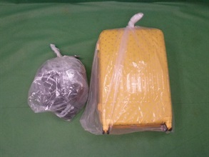 香港海关昨日（九月二十日）在香港国际机场共检获约十四点五公斤怀疑大麻精，估计巿值约一百三十万元。