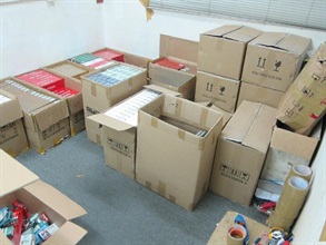 Hong Kong Customs yesterday (September 21) mounted an anti-illicit cigarette operation in Fo Tan and Tai Kok Tsui yesterday (September 21) and seized about 1.19 million suspected illicit cigarettes with an estimated market value of about $3.2 million and a duty potential of about $2.3 million. Photo shows some of the suspected illicit cigarettes seized in Fo Tan.
