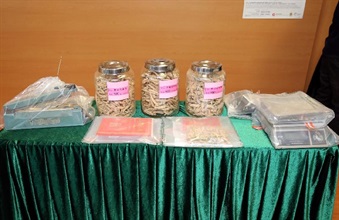 The Customs and Excise Department's Special Duties Team yesterday (January 29) successfully cracked down on a ginseng and dried seafood shop intending to mislead customers of the real price of the goods during purchasing transactions. Photo shows goods seized, which included 22.5 catties of ginseng.