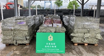Hong Kong Customs yesterday (June 12) conducted an anti-smuggling operation and detected a suspected smuggling case using a fishing vessel in the waters off Lamma Island. About 6 200 kilograms of frozen meat with an estimated market value of about $250,000 was seized.