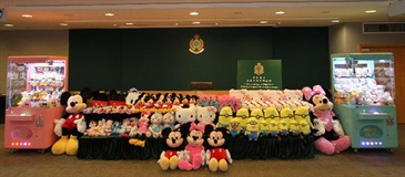 Hong Kong Customs conducted a territory-wide operation codenamed "Octopus" from June 5 to yesterday (June 13) to combat claw-machine shops offering counterfeit dolls. A total of about 2 700 suspected counterfeit dolls and other relevant items with an estimated market value of about $300,000 were seized. Photo shows some of the suspected counterfeit dolls and claw machines seized.