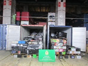 香港海關與環境保護署六月十三日進行聯合執法行動，在葵涌貨櫃碼頭檢獲約五十公噸懷疑非法出口廢鉛酸電池，估計市值約五十萬元。