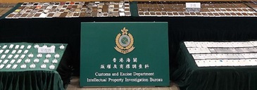 Hong Kong Customs yesterday (June 18) conducted an operation and raided a repair workshop using counterfeit mobile phone parts with its storage centre in Tuen Mun. A total of about 3 900 items of suspected counterfeit mobile phones and parts with an estimated market value of about $940,000 were seized.