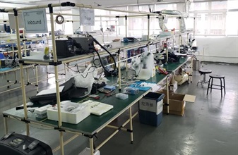 Hong Kong Customs yesterday (June 18) conducted an operation and raided a repair workshop using counterfeit mobile phone parts with its storage centre in Tuen Mun. A total of about 3 900 items of suspected counterfeit mobile phones and parts with an estimated market value of about $940,000 were seized. Photo shows the repair workshop.