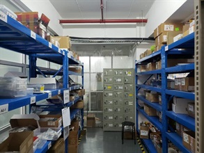 Hong Kong Customs yesterday (June 18) conducted an operation and raided a repair workshop using counterfeit mobile phone parts with its storage centre in Tuen Mun. A total of about 3 900 items of suspected counterfeit mobile phones and parts with an estimated market value of about $940,000 were seized. Photo shows the storage centre of the repair workshop.