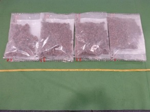 香港海關九月二十九日在香港國際機場檢獲約一點二公斤懷疑大麻花，估計巿值約二十五萬元。