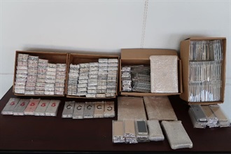 Hong Kong Customs today (October 11) seized a batch of suspected smuggled electronic products including 601 used smartphones and 12 tablet computers with an estimated market value of about $610,000 at Lok Ma Chau Control Point.