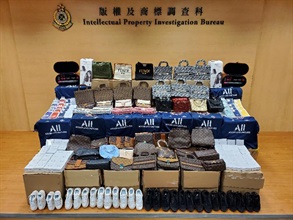 Hong Kong Customs conducted a one-month joint operation with Mainland and Macao Customs from August 27 to yesterday (September 26) to combat cross-boundary counterfeiting activities among the three places and with goods destined for overseas countries. During the operation, Hong Kong Customs seized about 29 000 items of suspected counterfeit goods with an estimated market value of about $3.2 million. Photo shows some of the suspected counterfeit goods seized.