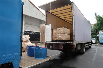 Hong Kong Customs yesterday (June 26) conducted an anti-smuggling operation and smashed an organised high-value seafood smuggling syndicate for the first time. A total of about 5.2 tonnes of suspected smuggled chilled fish with an estimated market value of about $1 million were seized in Sha Tau Kok. Photo shows one of the lorries suspected to be related to the case.