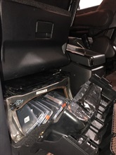Hong Kong Customs yesterday (June 27) seized 324 suspected smuggled mobile phones with an estimated market value of about $600,000 at Lok Ma Chau Control Point. Photo shows a false compartment beneath a front passenger seat used to conceal the suspected smuggled mobile phones.