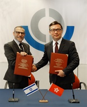 ​The Commissioner of Customs and Excise, Mr Hermes Tang, attended the 133rd/134th Council Sessions of the World Customs Organization in Brussels, Belgium, which concluded today (June 29, Brussels time). He signed a Mutual Recognition Arrangement on Authorized Economic Operator with the Director General of the Israel Tax Authority, Mr Eran Yaacov, in the margins of the session on June 26 (Brussels time). Photo shows Mr Tang (right) and Mr Yaacov (left) exchanging the arrangement document.