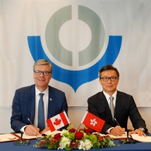 The Commissioner of Customs and Excise, Mr Hermes Tang, attended the 133rd/134th Council Sessions of the World Customs Organization in Brussels, Belgium, which concluded today (June 29, Brussels time). He signed a Mutual Recognition Arrangement on Authorized Economic Operator with the President of the Canada Border Services Agency, Mr John Ossowski, in the margins of the session on June 27 (Brussels time). Photo shows Mr Tang (right) and Mr Ossowski (left) signing the arrangement.