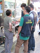 香港海关及食物环境卫生署人员近日采取联合行动，包括巡查各区大闸蟹零售点，查核大闸蟹来源，并抽取大闸蟹样本作测试。