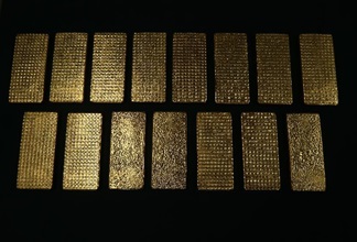 香港海關昨日（十月十六日）在落馬洲管制站一輛入境私家車上檢獲十五塊懷疑走私黃金。該些黃金共重約十五公斤，估計市值約五百萬元。