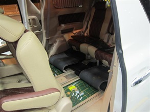 香港海关昨日（十月十八日）在深圳湾管制站一辆出境私家车上检获八百七十六件怀疑走私电脑记忆体及一支怀疑伸缩警棍，估计市值约六十二万元。