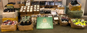 香港海關七月九日於文錦渡管制站檢獲約六千六百件懷疑冒牌物品，估計市值約六十萬元。