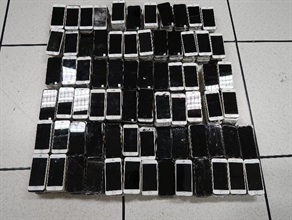 Hong Kong Customs mounted an anti-smuggling operation yesterday (October 25) and seized 887 suspected smuggled smartphones with an estimated market value of about $1 million.
