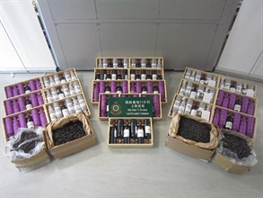 香港海关昨日（七月十二日）在文锦渡管制站检获一百二十三支怀疑走私红酒及约四十四公斤怀疑走私干海参，估计市值约七十万元。