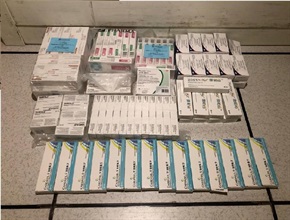 香港海關與衞生署七月十二日進行聯合行動，突擊搜查一所位於尖沙咀的醫務中心，檢獲約一百六十二盒懷疑冒牌疫苗及一百六十三盒含有第1部毒藥的疫苗，估計市值合共約七十五萬元。圖示部分檢獲的懷疑冒牌疫苗及含有第1部毒藥的疫苗。