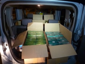 香港海关七月初展开代号「朗日」的执法行动，堵截未完税加热非燃烧烟草产品流入香港，分别在赤鱲角、东涌、上水及深水埗检获共约一百万支怀疑未完税加热非燃烧烟草产品，估计市值约三百万元，应课税值约二百万元。图示在上水一辆私家车内检获的怀疑未完税加热非燃烧烟草产品。