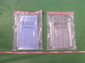 香港海關今日（十一月七日）在香港國際機場檢獲約二點三公斤懷疑可卡因，估計市值約二百一十萬元。圖示懷疑可卡因（右）及作包裹用途的海棉（左）。