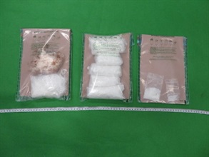 香港海關七月二十四日在香港國際機場檢獲約九百克懷疑氯胺酮，估計市值約五十萬元。