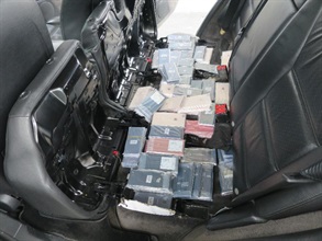 Hong Kong Customs yesterday (November 7) seized 189 suspected smuggled smartphones with an estimated market value of about $1.2 million inside the compartment of an outgoing private car at Shenzhen Bay Control Point.