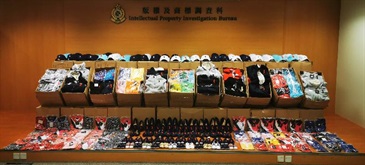 香港海關七月二十七日採取執法行動，打擊售賣冒牌物品的流動小販攤檔，共檢獲約六千九百件懷疑冒牌物品，包括服裝、帽及鞋，估計市值約四十二萬元。