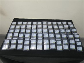 Hong Kong Customs yesterday (August 7) seized about 32 000 suspected smuggled integrated circuits with an estimated market value of about $320,000 at the Shenzhen Bay Control Point.
