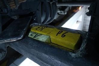 Hong Kong Customs seized 5 375 suspected smuggled computer central processing units (CPUs) with an estimated market value of about $7 million at Lok Ma Chau Control Point on November 14. Photo shows the CPUs concealed inside a false compartment under the trailer's axles.
