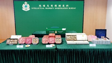 Hong Kong Customs has mounted a special operation since August 30 to combat the online sale of counterfeit mooncakes. A total of 114 boxes of suspected counterfeit mooncakes and more than 2 000 items of suspected counterfeit goods, including perfume, cosmetics and kitchenware, with a total estimated market value of about $650,000, have been seized as of today (September 10). Photo shows some of the counterfeit mooncakes seized (right) and genuine mooncakes (left).