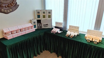 Hong Kong Customs has mounted a special operation since August 30 to combat the online sale of counterfeit mooncakes. A total of 114 boxes of suspected counterfeit mooncakes and more than 2 000 items of suspected counterfeit goods, including perfume, cosmetics and kitchenware, with a total estimated market value of about $650,000, have been seized as of today (September 10). Photo shows some of the suspected counterfeit goods seized, including perfume, cosmetics and kitchenware.