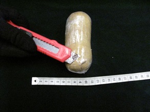 在被捕女子身上检获的怀疑可卡因毒品。