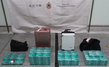 Hong Kong Customs mounted an operation codenamed "Glacier" last week, aiming to combat smuggling of illicit heat-not-burn (HNB) products. Until yesterday (August 27), Customs seized about 440 000 suspected illicit HNB products with an estimated market value of about $1.3 million and a duty potential of about $800,000. Photo shows the suspected illicit HNB products seized at Hong Kong International Airport.