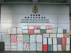 香港海關昨日（十一月二十二日）在屯門內河船碼頭驗貨場一個貨櫃內檢獲約二百六十萬支懷疑私煙，估計市值約七百萬元，應課稅值約五百萬元。圖為部分檢獲的懷疑私煙。