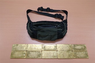 Hong Kong Customs yesterday (November 23) seized 10 pieces of suspected smuggled gold weighing about 10 kilograms in total with an estimated market value of about $3.3 million from an incoming medium goods vehicle at Man Kam To Control Point.