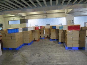 Hong Kong Customs today (November 24) seized about 1.2 million suspected illicit cigarettes from an incoming truck at Lok Ma Chau Control Point.