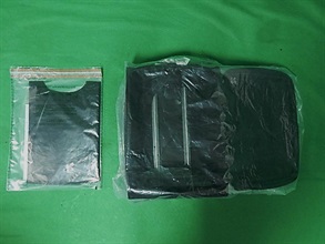 香港海关昨日（十一月二十五日）在香港国际机场一行李的暗格内检获约一点七公斤怀疑可卡因，估计市值约一百五十万元。图示检获的怀疑可卡因（左）及行李（右）。