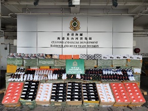 香港海關八月三十一日在屯門內河船碼頭海關驗貨場一個貨櫃內檢獲約五千六百對懷疑冒牌運動鞋，估計市值約八十五萬元。