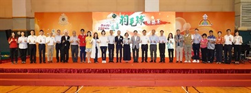 一眾善長與出席今日（九月七日）「香港海關110周年慈善羽毛球錦標賽」的嘉賓於閉幕禮上合照。