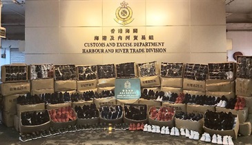 香港海關昨日（九月九日）在屯門內河船碼頭海關驗貨場一個貨櫃內檢獲約一萬二千對懷疑冒牌運動鞋，估計市值約一百萬元。