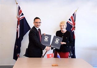香港海关关长张云正（左）在十一月二十五日与新西兰海关首席执行官Carolyn Tremain交换签订的联合公报。