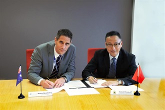 Mr Cheung (right) and the Chief Executive Officer of the Customs and Border Protection Service, Mr Roman Quaedvlieg, sign the revised Customs Cooperative Arrangement today (November 27).
